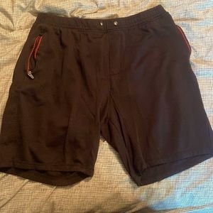 Short shorts with red stripes at the pockets